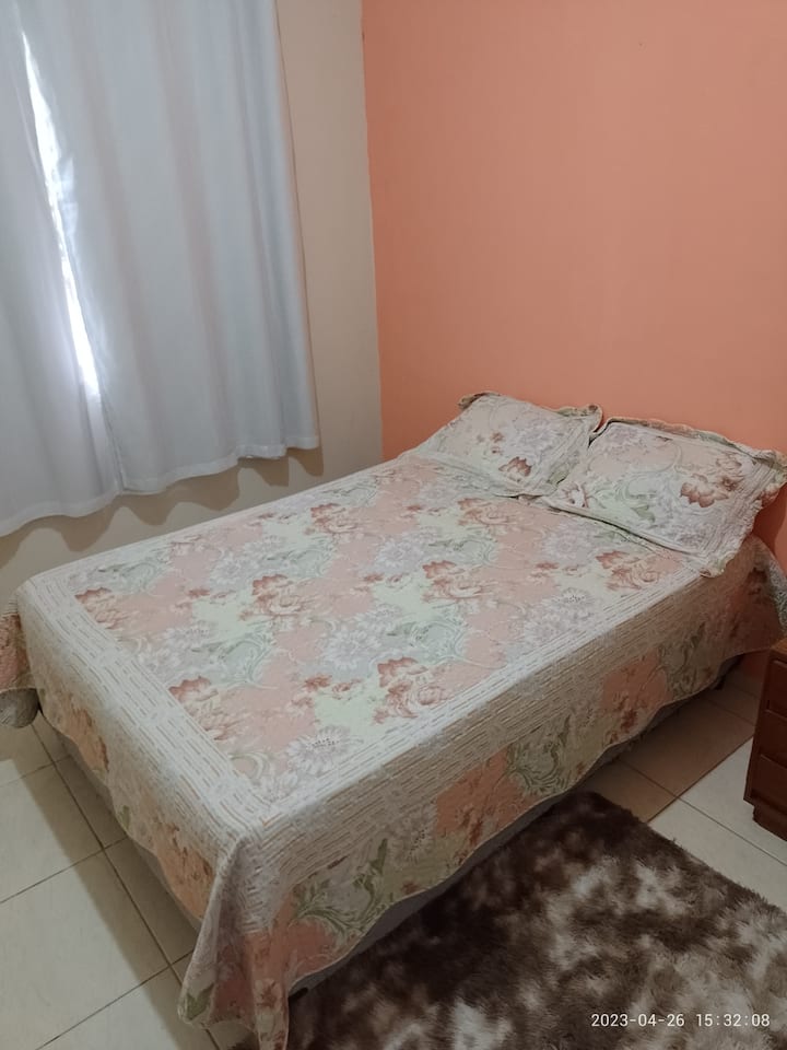 Spavaća soba s bračnim krevetom , TV-om od 81 cm i turbo ventilatorom 