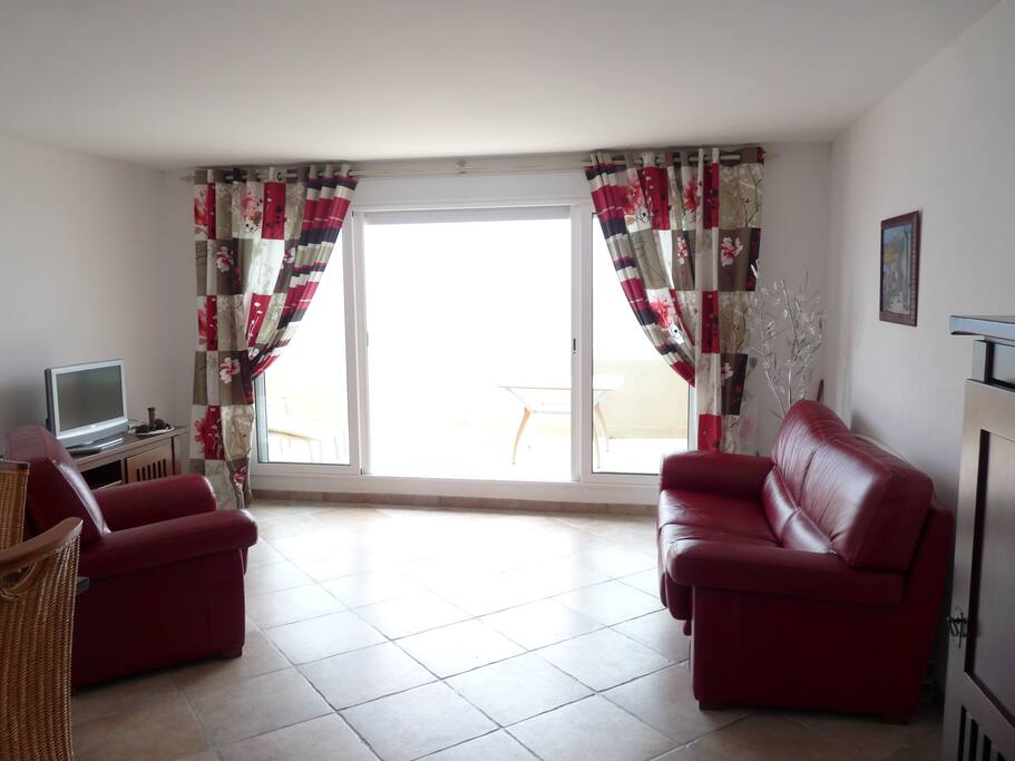Salle de séjour donnant sur la terrasse