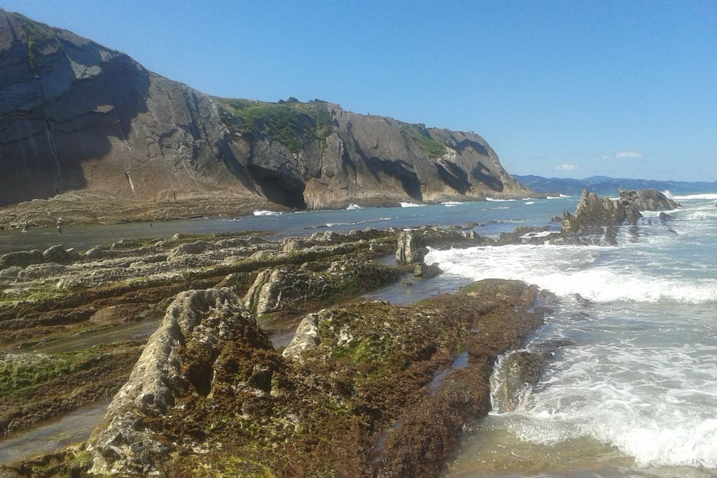 Flysh de Zumaia y rasa mareal .
Escenario de película "Juego de tronos"