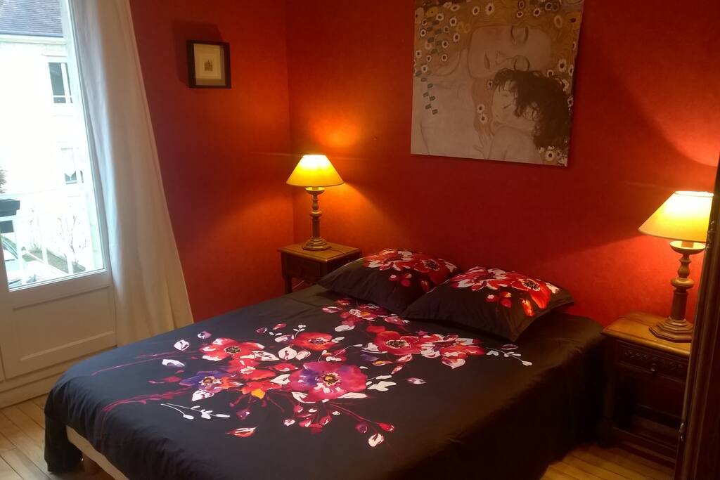 La chambre avec un lit double et une armoire normande. The doubleroom well equipped.