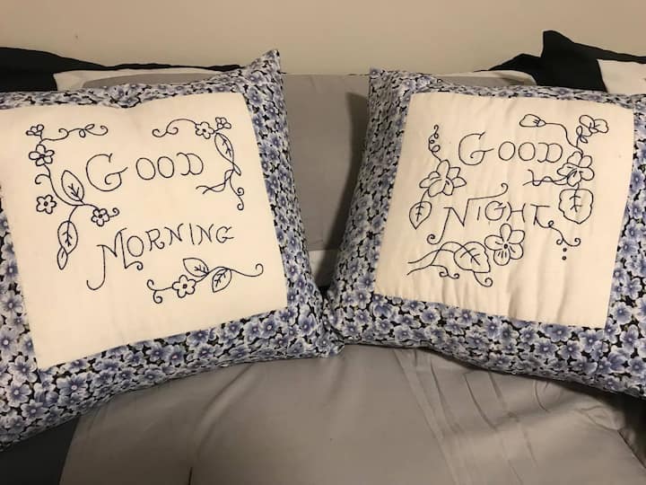 Almohadas geniales para darte la bienvenida día y noche.