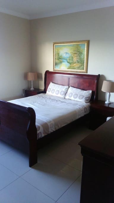 Room 2 - Queen Bed