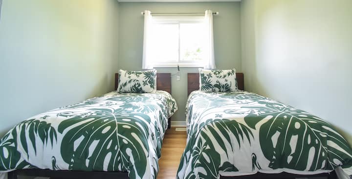 Dormitorio tres con dos camas individuales súper cómodas y lujosas sábanas Gluckstein de 700 hilos.