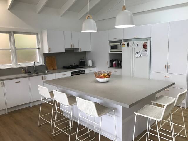 Entire Family home with pool (near Manly) gallery image 2