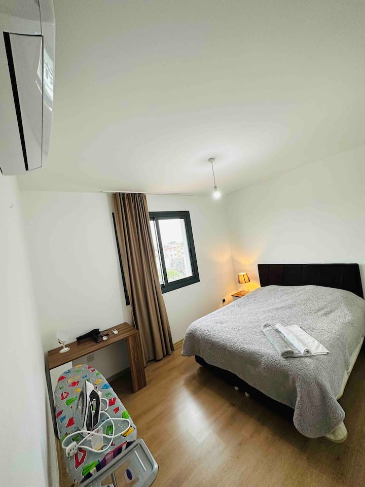 มีผ้าปูที่นอนและหมอนสำรองให้