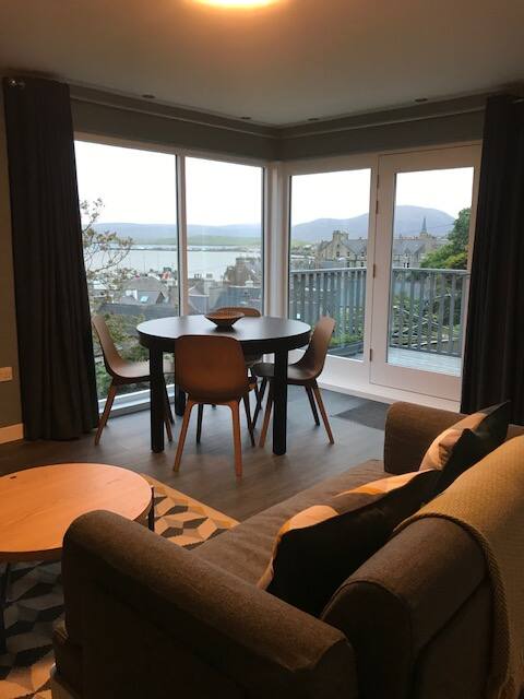 Central Stromness apartment with amazing views