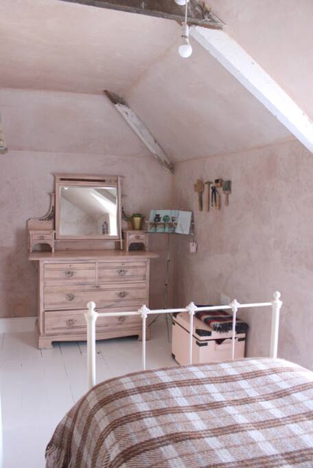 Single bedroom upstairs