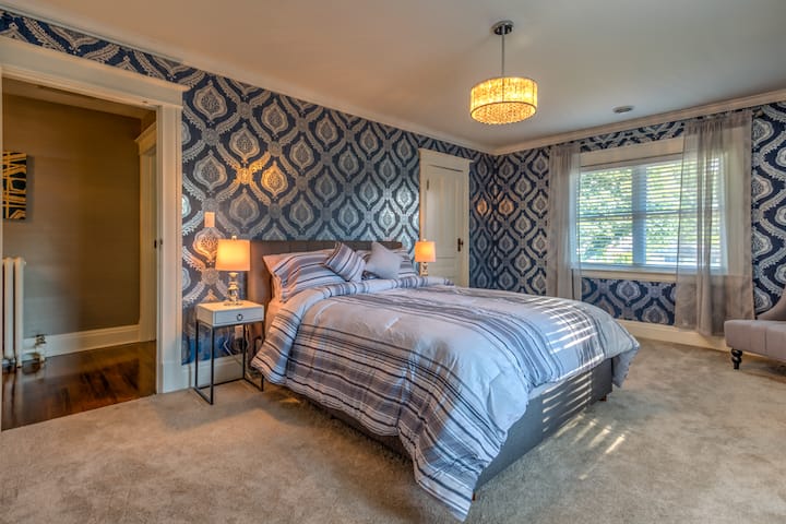 יש 4 חדרי שינה בקומה השנייה, ב -3 מהם יש מיטות קווין סייז, ובאחת מהן יש שתי מיטות יחיד.