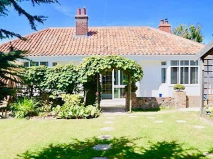 Charming seaside bungalow with lovely sunny garden Bungalows for Rent