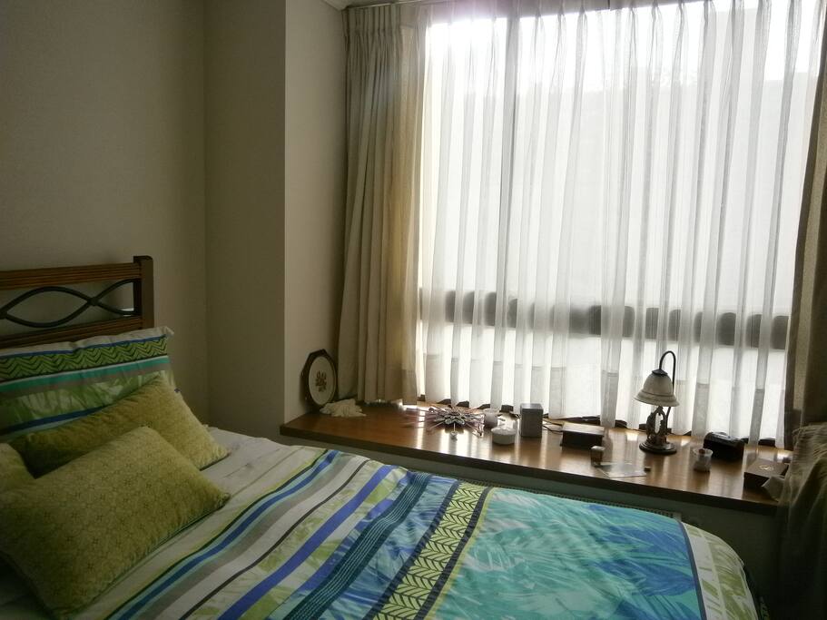 Dormitorio principal con cama de 2 plazas.