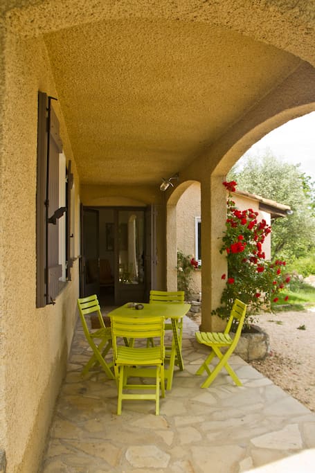 La terrasse couverte, exposée est.