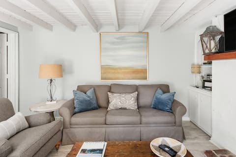Top Airbnb: Charming 2 Bdrm/3 bath Cottage by Marion Square in Charleston
