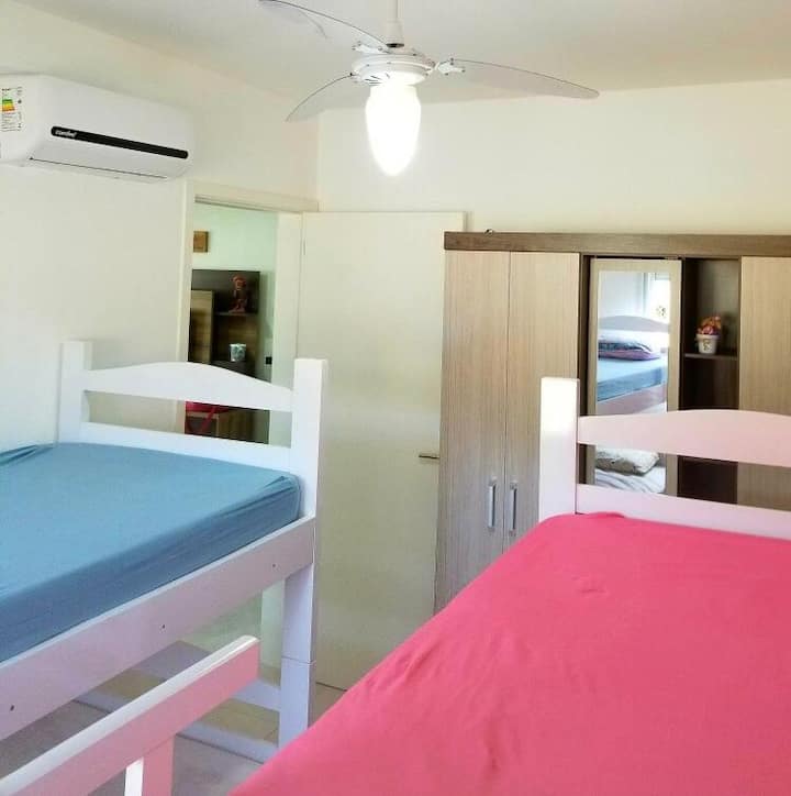 غرفة بسريرين بطابقين، تتسع لـ 4 أشخاص 