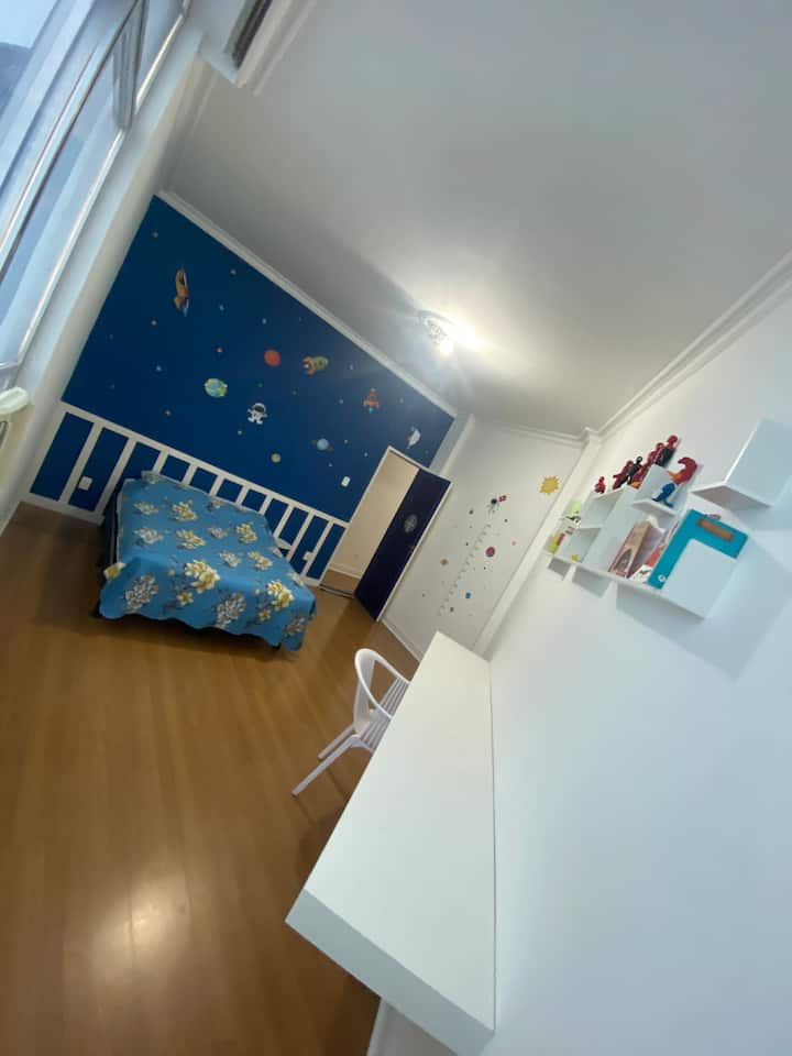 Dormitorio trasero con una cama de colchón flexible. 