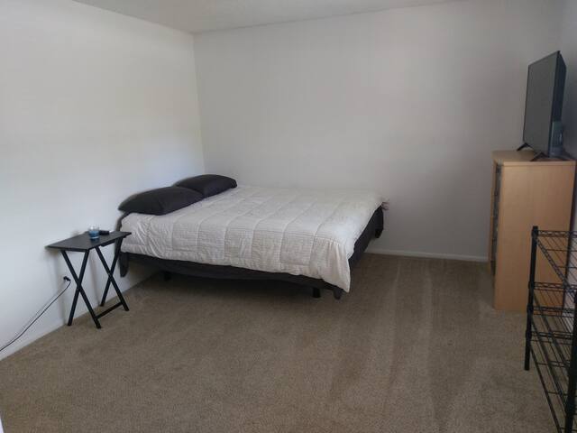 Clean, Spacious and Conveniently Located gallery image 2