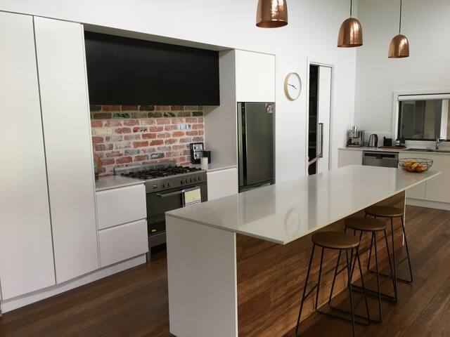 Modern large 4 bedroom home, Port Fairy (updated) gallery image 3