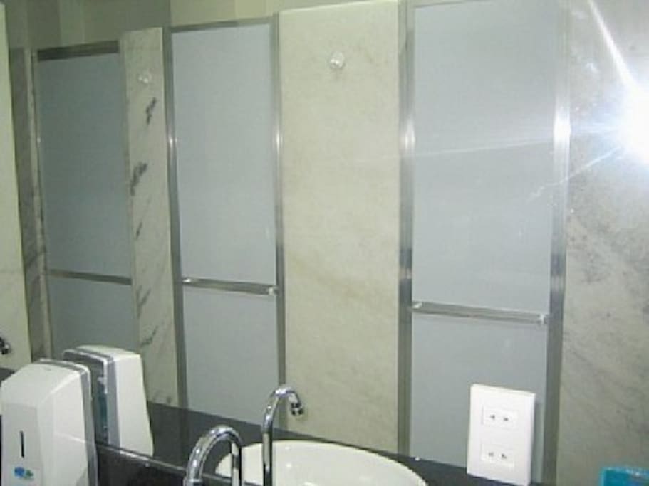 Banheiro coletivo com 3 box, 2 lavabos e 2 sanitarios, banheiro comodo e bem organizade