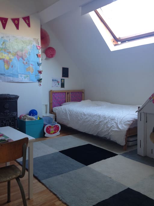 chambre d'enfant, un deuxième matelas 1 personne est rangé sous le lit.