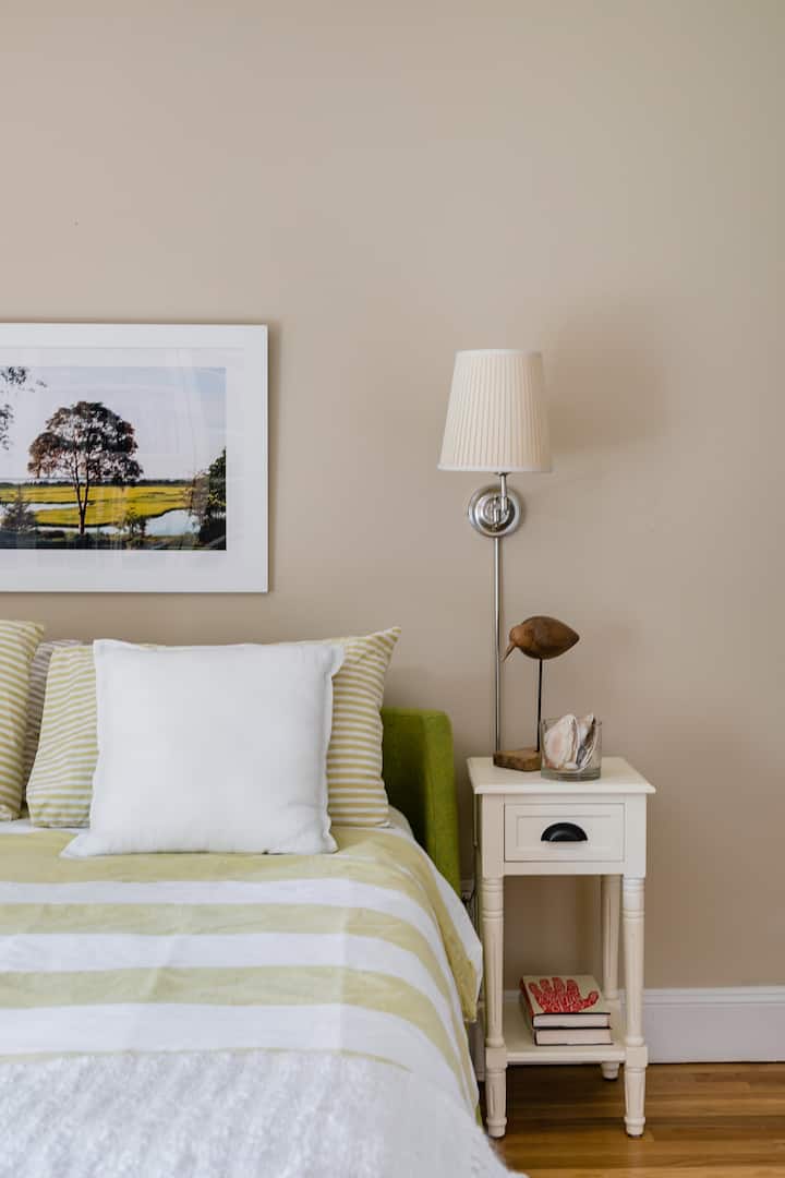 Მთავარ საძინებელს განსაკუთრებული ხიბლი და სითბო აქვს, საიდანაც ხეებზე ლამაზი ხედი იშლება.