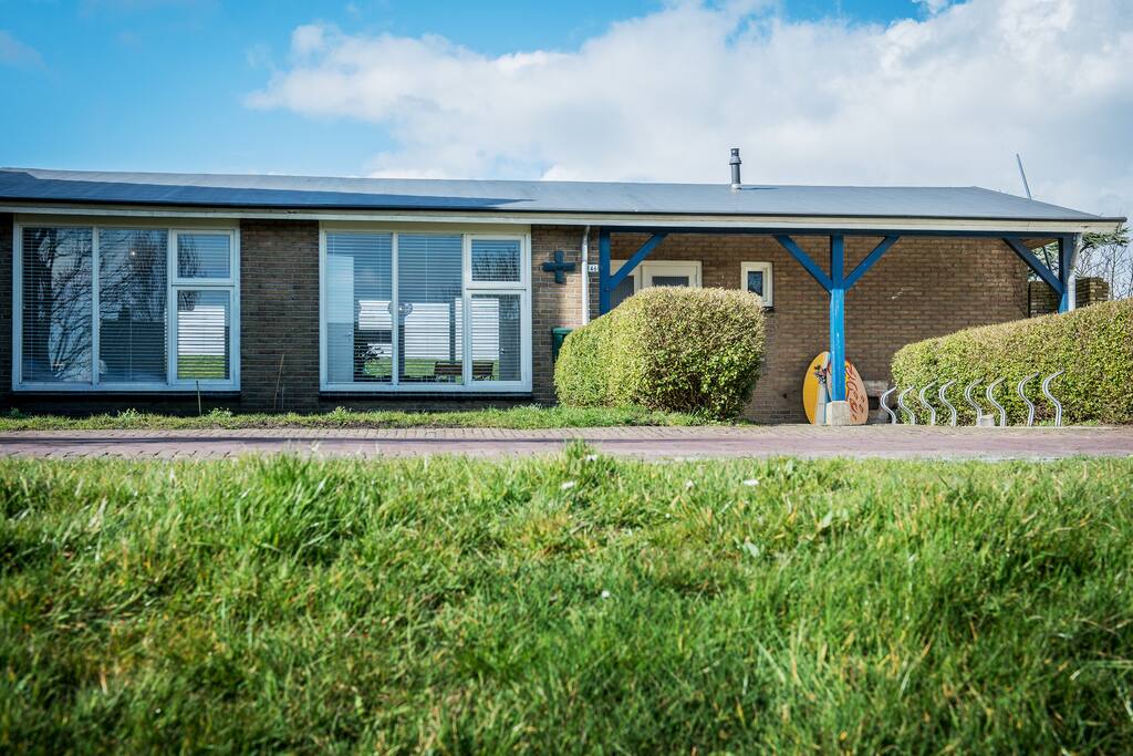 voorzijde van het huis. Het huis ligt tussen twee ander huizen in. Is vrijstaand, maar staat niet alleen.