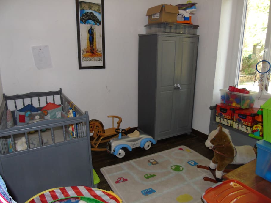 Chambre avec lit bébé + une autre petite chambre avec une lit double