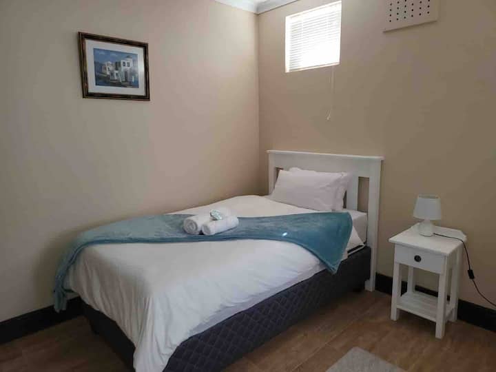 Спалня с 3/4 легло и самостоятелна баня с душ 