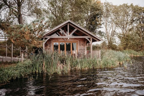 Popular Airbnb listing: Broomlands Boathouse in West Lindsey