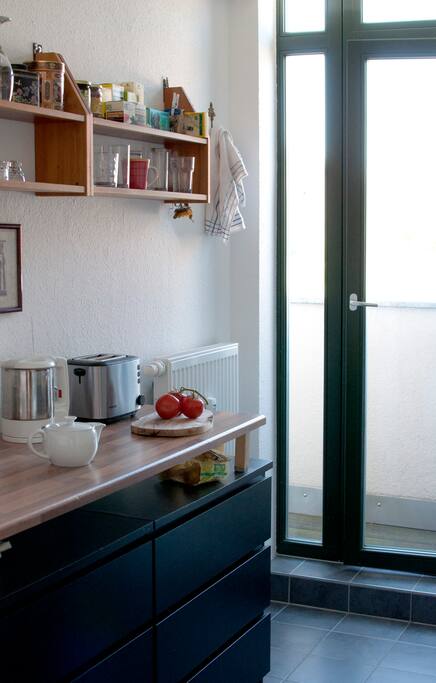 Die Küche mit Zugang zum Balkon