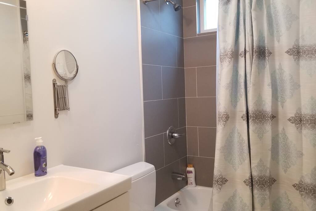 2nd bathroom with shower/tub