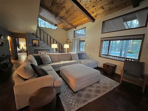 Top performing Airbnb: 3rd night FREE! Fenced Backyard. 240 E.V. Charger in Pinetop Country Club