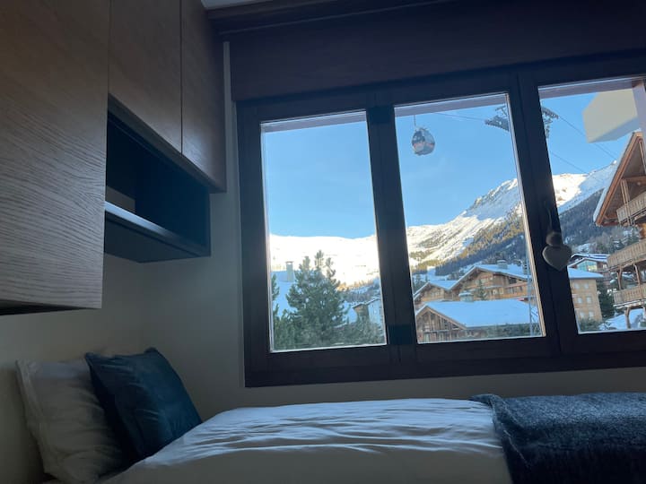 4th bedroom with 2 single beds