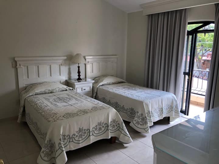 TERZA CAMERA CON DUE LETTI SINGOLI E BAGNO PRIVATO