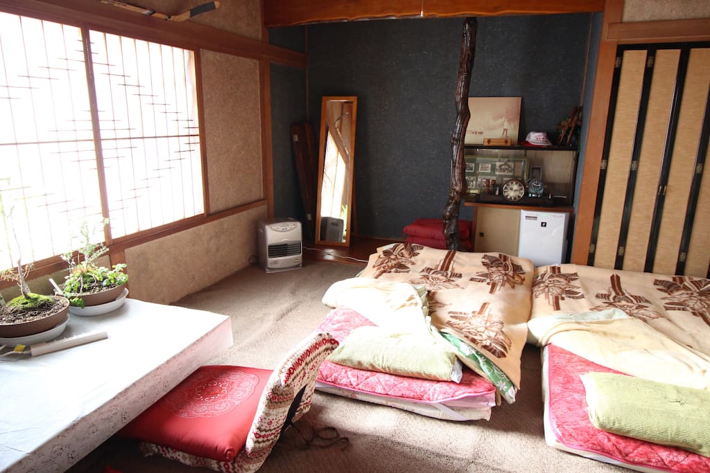 床の間のある和室です。
定員4人
2人宿泊の例。冬の寝具。
暖房は、灯油ファンヒーター。
安全のため、宿泊は、3名までとします。