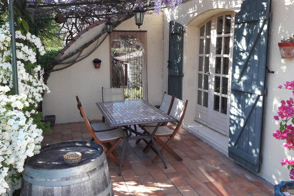 La terrasse ombragée par sa glycine