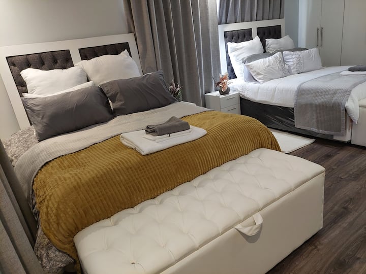 Ძალიან დიდი საძინებელი პირველ სართულზე, რომელიც შეიძლება მოერგოს ორი დიდი საწოლი - განკუთვნილია ოჯახის წევრების ჯგუფებისთვის, რომლებიც ერთად სტუმრობენ. Იატაკიდან ჭერამდე არის ჩაშენებული კარადები, სადაც ტანსაცმლისთვის საკმარისი სივრცეა.