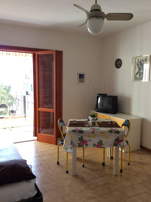 Zona living con letto matrimoniale richiudibile