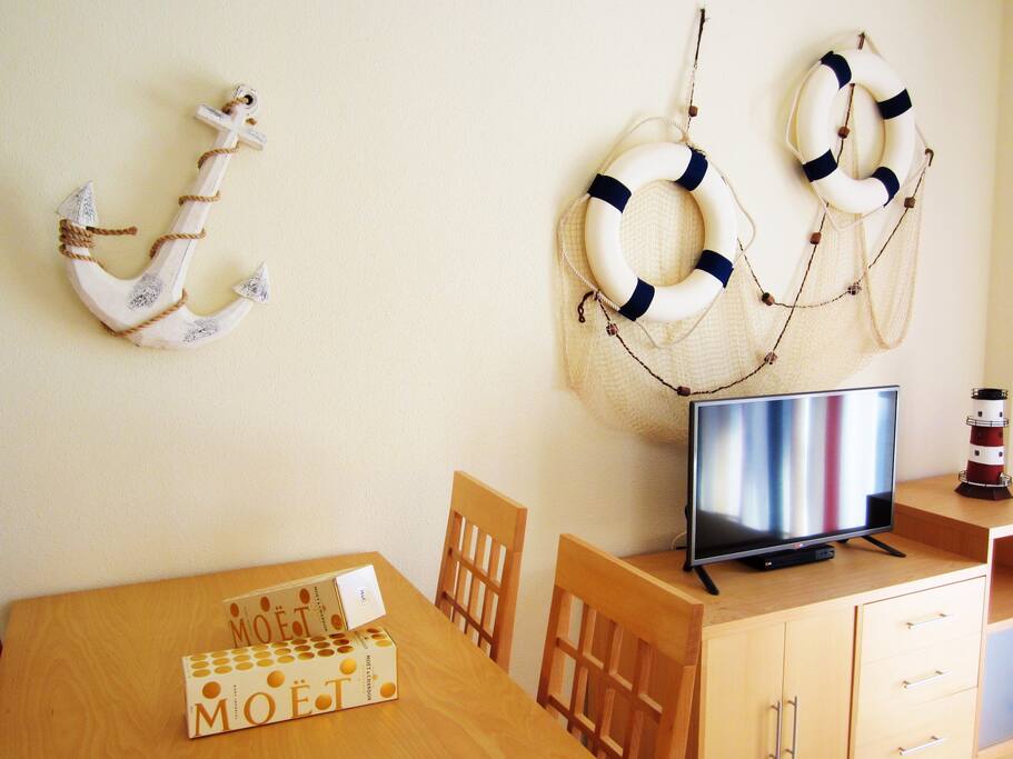 DETALLE SALÓN CON TV Y DVD