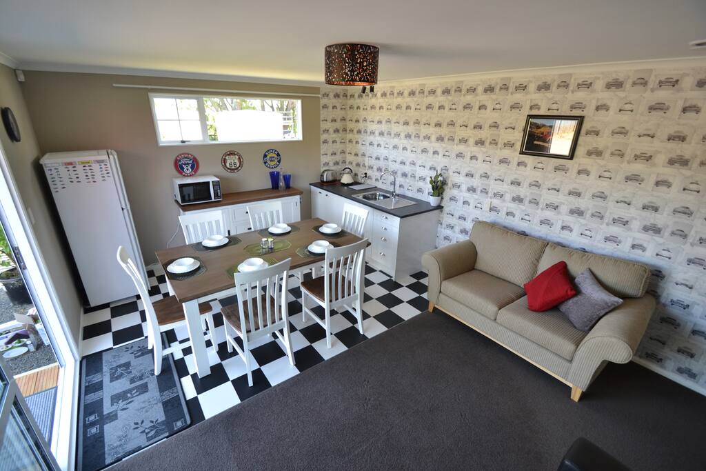 Guest Kitchen & Lounge