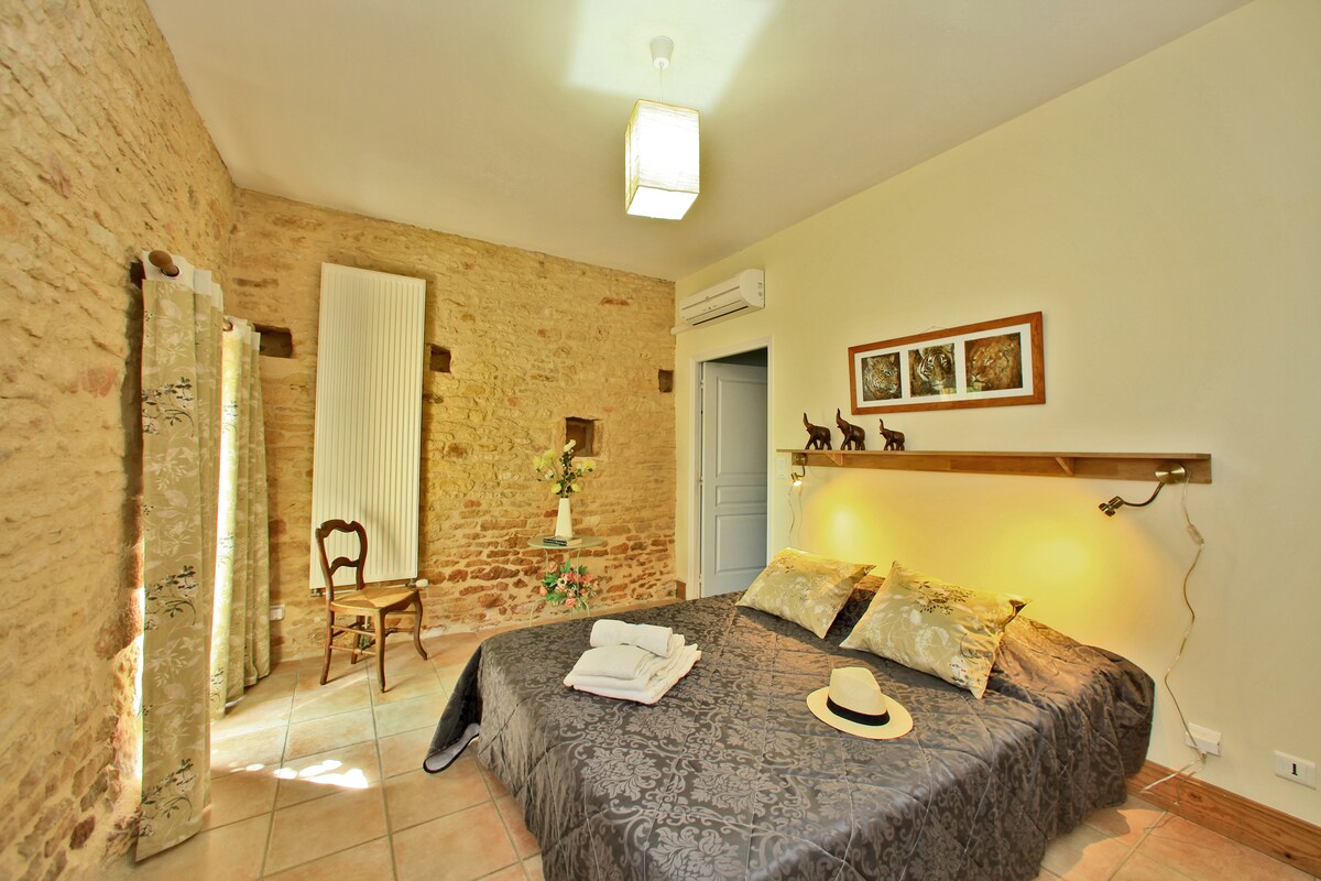 配有独立卫生间的双人卧室