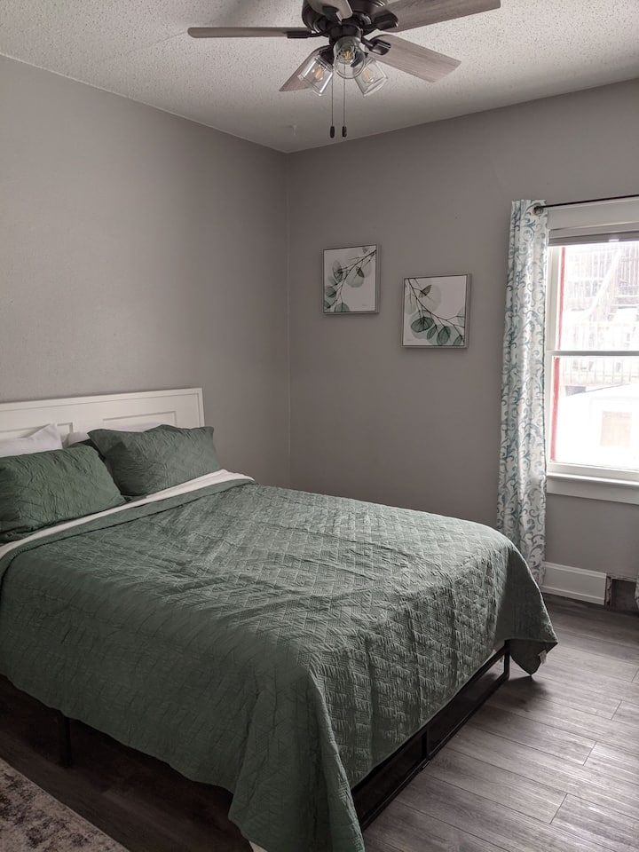 Druga spavaća soba s velikim ormarom i sjenilima za zamračivanje.