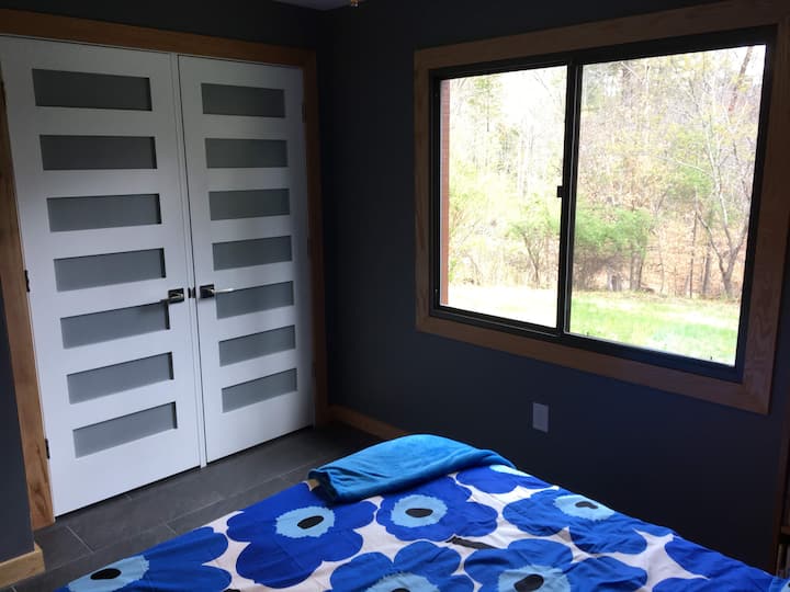 Bilik tidur dengan 1 katil kelamin, almari yang luas