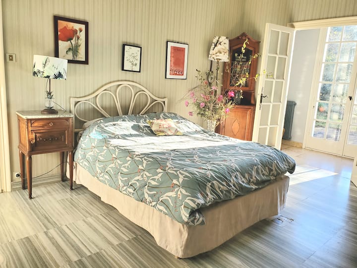 Соба со поглед кон градината 