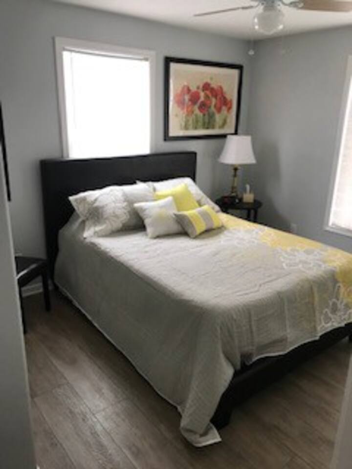 Dormitorio queen - segundo piso. Armario completo con estantes para guardar sus pertenencias.
Reloj despertador con cargador para teléfonos