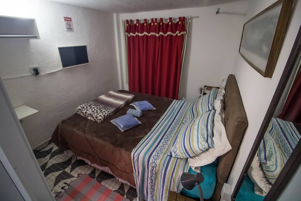 Quarto casal (pequeno) com banheiro privativo.