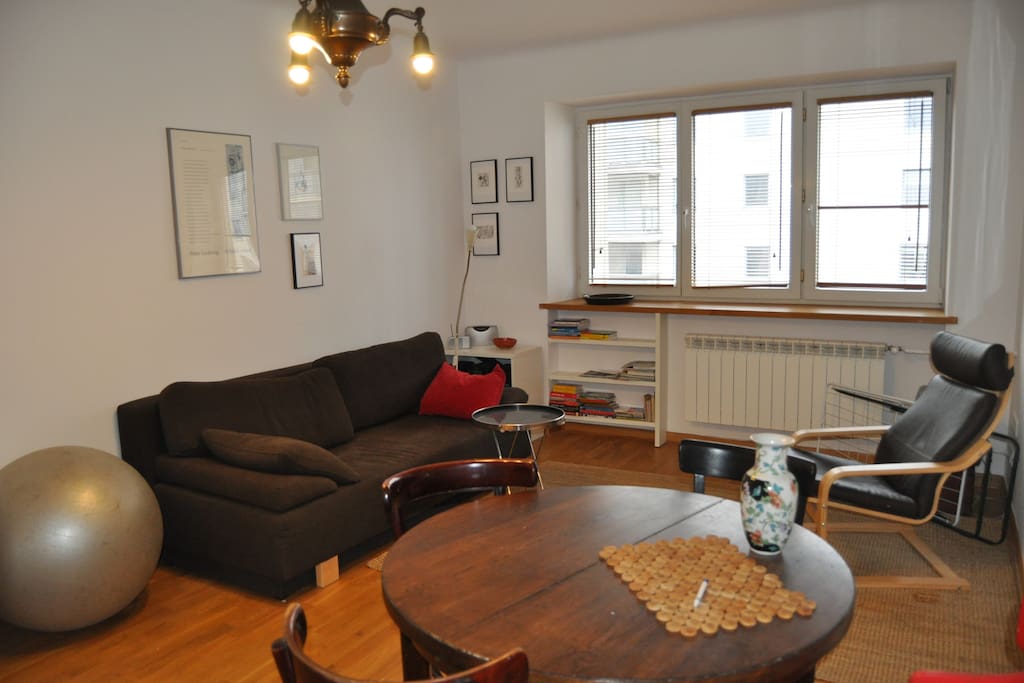 Doppelbettsofa und Ausziehtisch im Wohnzimmer