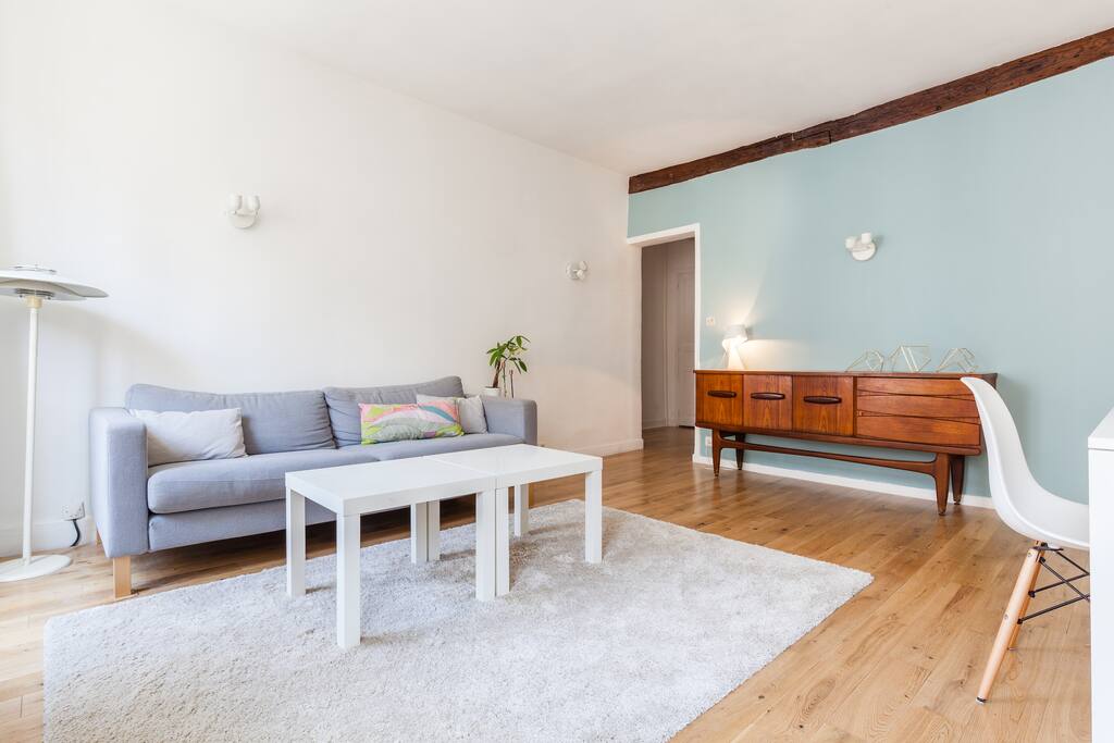 Une autre vue du salon, dos aux fenêtres.
