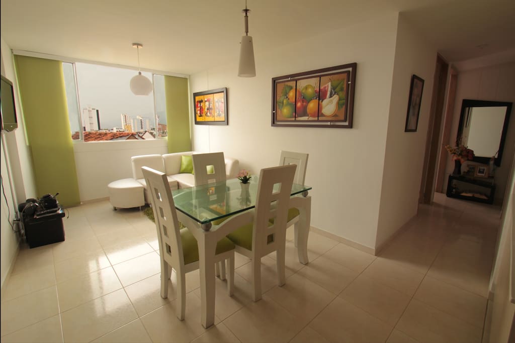Sala comedor, con gran iluminación y frescura. Se puede utilizar como espacio de trabajo y espacio de TV.