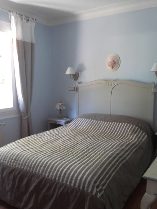 CHAMBRE BLEU et TAUPE SUR BOIS