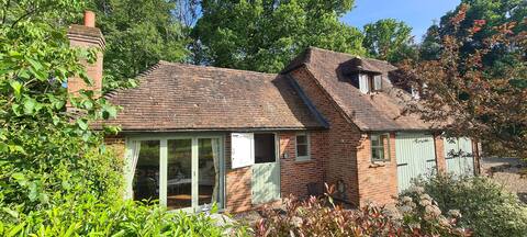 2 Storey Coach House Crondall, 2 KING bed, 2 bath