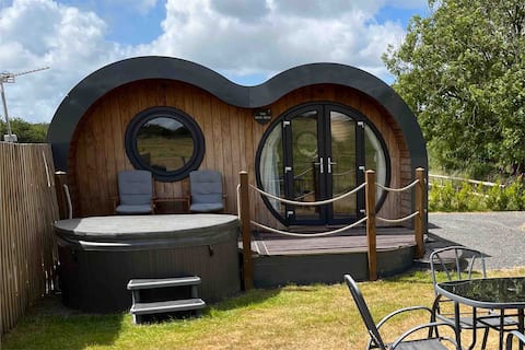 Exceptional twin pod lodge (THE HIVE-AWAY)
